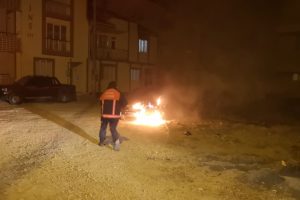 Bursa'da yangın çıkan otomobilin yanında boş benzin bidonu bulundu