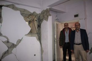 8 yıldır ağır hasarlı evde yaşıyorlar