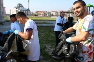 Dans ederek &ccedil;&ouml;p topladılar