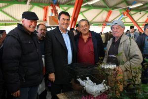 Bursa Osmangazi Belediye Başkanı D&uuml;ndar, kuş pazarını gezdi