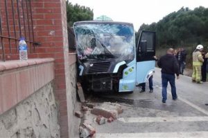 Minib&uuml;s duvara &ccedil;arptı: Yaralılar var