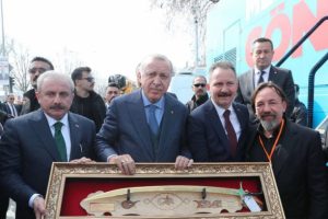 Cumhurbaşkanı Erdoğan'a Kanuni kılıcı hediye etti