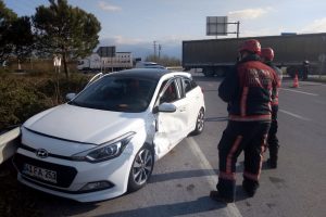 TEM otoyolu kavşağında trafik kazası: 2 yaralı