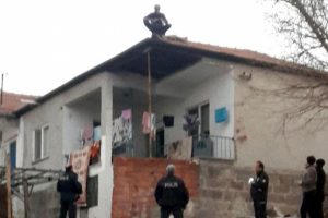 Kızına sinirlenen baba, evinin &ccedil;atısına &ccedil;ıktı