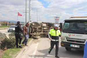 Bursa'da kamyonet devrildi: Yaralılar var