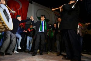 Bursa Osmangazi Belediye Başkanı Dündar, gençleri askere uğurladı