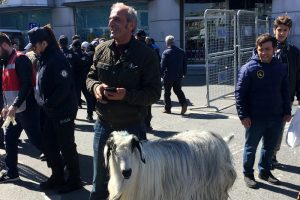 Dev mitinge ke&ccedil;isiyle geldi