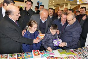 Bakan Turhan, Kitap Fuarı'nı gezdi