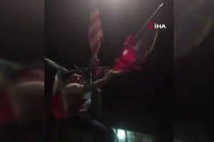 Ermenilerin indirdiği T&uuml;rk bayrağını gurbet&ccedil;iler yeniden g&ouml;ndere &ccedil;ekti
