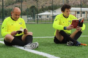 Hakem d&uuml;d&uuml;ğ&uuml; &ccedil;aldı, futbolcular kitap okumaya başladı