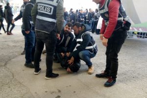 HDP mitinginde &Ouml;calan lehine slogan atan 8 kişi g&ouml;zaltına alındı