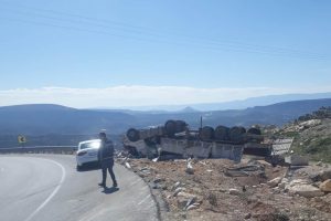 Freni boşalan tır takla attı: 1 &ouml;l&uuml;