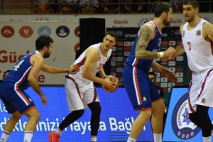 Anadolu Efes tek farkla kazandı