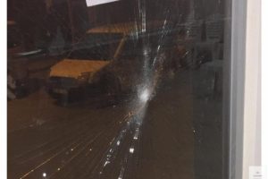 AK Parti se&ccedil;im merkezine taşlı saldırı