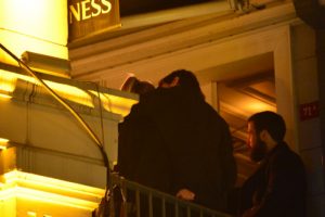 Tolga'dan balkon romantizmi!