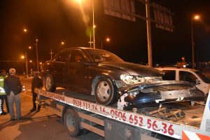Ambulans ile otomobil &ccedil;arpıştı! Yaralılar var