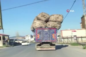 Trafikte tehlike sa&ccedil;an aşırı y&uuml;kl&uuml; kamyon kamerada