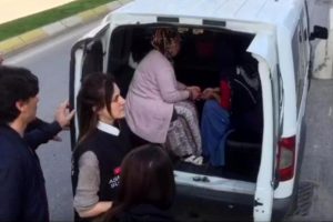El falı bakma bahanesiyle yankesicilik yapan 2 ş&uuml;pheli yakalandı