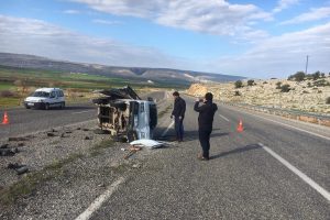 Yoldan &ccedil;ıkan otomobil takla attı