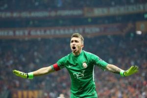 West Ham ve Watford Muslera i&ccedil;in nabız yokladı