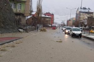 Karla karışık yağmur sele neden oldu