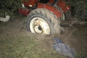 Trakt&ouml;rden d&uuml;şen iş adamı can verdi!