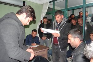 Bu k&ouml;y muhtar adayı i&ccedil;in referanduma gitti