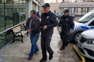 Yere d&uuml;şen 100 lirayı alınca g&ouml;zaltına alındı