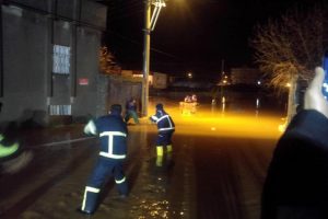 Selde mahsur kalan vatandaşlar botlarla kurtarıldı