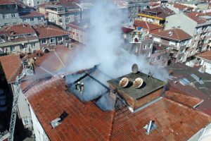 G&uuml;ng&ouml;ren'de 5 katlı apartmanda korkutan yangın