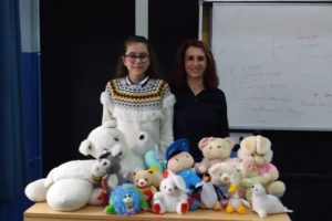 Oyuncak kumbarasıyla &ccedil;ocukları sevindirdiler