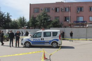 Yeğenlerden dayılarına polis merkezi &ccedil;ıkışında kanlı pusu