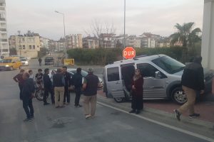 Kaza yapan ara&ccedil;tan inip bir anda bayıldı
