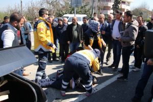 Otomobilden yola fırladı!