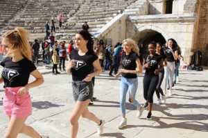 32 &uuml;lkenin modelleri Aspendos'ta