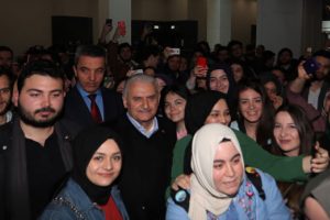 Binali Yıldırım gen&ccedil;lerle buluştu