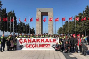 Bursa Royal Motosiklet Kul&uuml;b&uuml; şehitlere saygı i&ccedil;in &Ccedil;anakkale'ye s&uuml;rd&uuml;