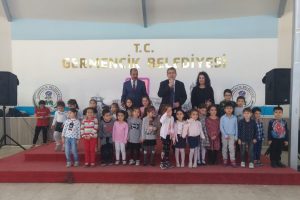 Dedeleri ile birlikte yaptıkları oyuncakları sergilediler