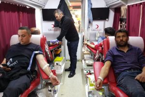 Polisler ve vatandaştan &ouml;rnek bağış
