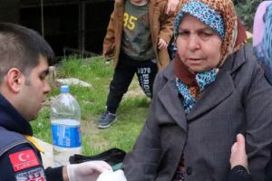 &Ccedil;atıda korkutan yangın! Ev sahibi fenalık ge&ccedil;irdi...