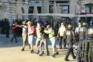 Sarı yelekli sivil polislerden eylemcilere g&ouml;zaltı