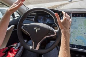 Tesla'nın otomatik pilotu artık daha yetenekli!