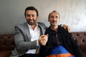Sosyal medyada fenomen olan simit&ccedil;i ile iş adamı buluştu