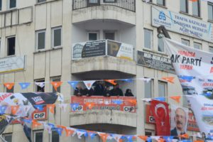 CHP belediye başkan adayı Erdoğan'ı balkondan takip etti