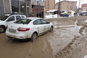 Y&uuml;ksekova'da yollar g&ouml;lete d&ouml;nd&uuml;