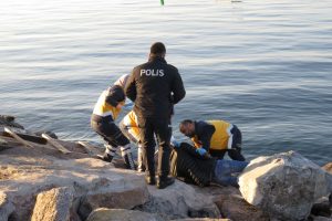 Kartal sahilindeki kayalıklarda ceset bulundu
