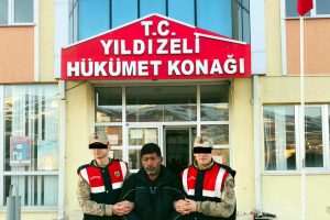 82,5 yıl hapis cezası bulunan h&uuml;k&uuml;ml&uuml; k&ouml;yde yakalandı