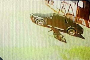 Motosikletiyle kamyonetin altına giren gen&ccedil; &ouml;l&uuml;mle yaşam arasında gitti geldi