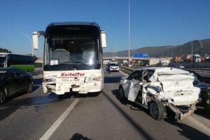 Otob&uuml;s&uuml;n &ccedil;arptığı otomobil hurdaya d&ouml;nd&uuml;: 2 yaralı