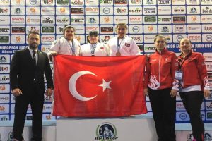İlk turnuvada k&uuml;rs&uuml;ye &ccedil;ıktı